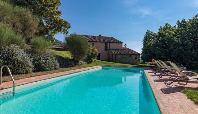 Stunning private villa with WIFI, private pool, TV and panoramic view, close to San Gimignano