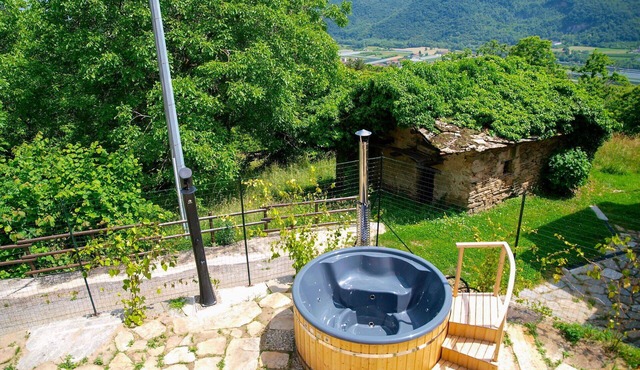 Stunning private villa for 5 guests with hot tub, WIFI, TV, patio, pets allowed and panoramic view