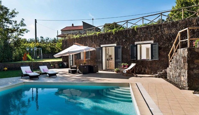 Stunning private villa for 4 people with private pool, A/C, WIFI, TV and terrace