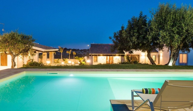 Stunning private villa for 10 people with private pool, WIFI, A/C, TV and patio