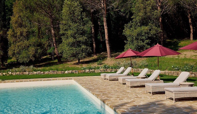 Stunning private villa for 14 guests with WIFI, private pool, A/C and TV, close to Greve In Chia.