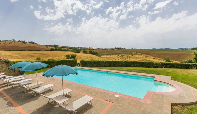 Stunning private villa with WIFI, private pool, TV, patio, pets allowed and panoramic view