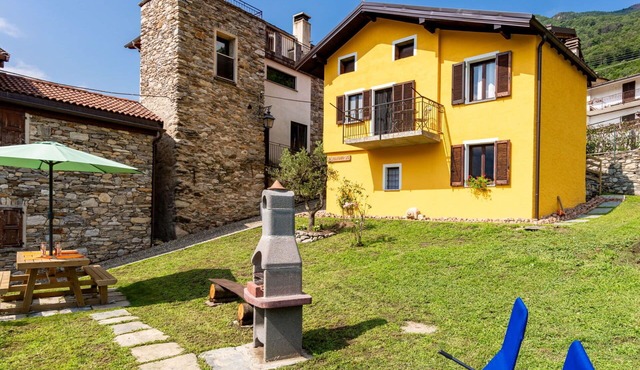 Stunning private villa for 4 people with WIFI, hot tub, TV, patio and pets allowed
