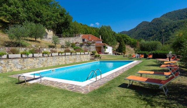 Stunning private villa for 10 guests with WIFI, private pool, TV, patio and pets allowed