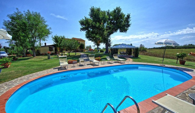 Stunning private villa with WIFI, private pool, TV, pets allowed and panoramic view, close to Ar.