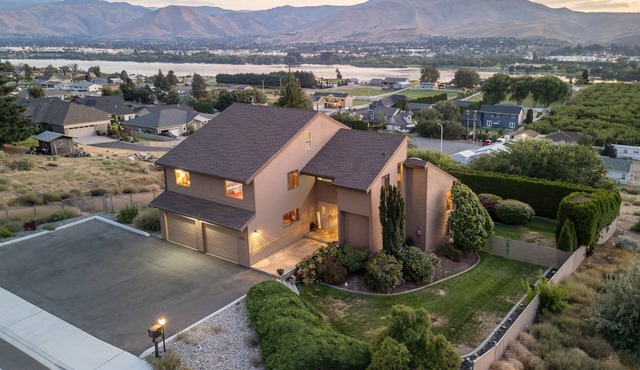 Stunning River & Mountain View Retreat | Spacious East Wenatchee Home