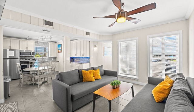 Stunning Riverfront Villa W/Steps from Private Beach Access & Perfect Setting for Events ⛵🌅