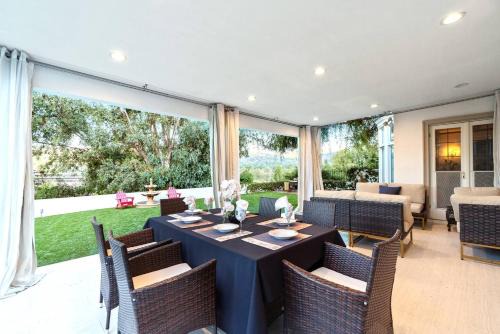 Stunning Rose Bowl Mansion 5 Minutes Walk!