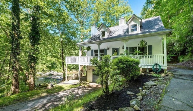 Stunning Rushing River Views ~ North Georgia Mountains ~ Short Hop to Town!