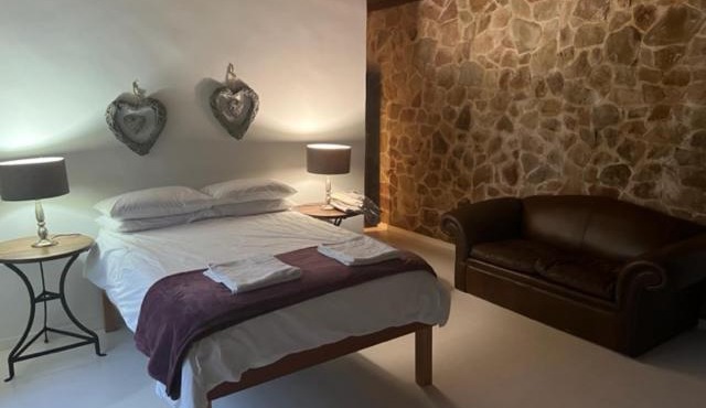 Stunning secure bachelor's flat.