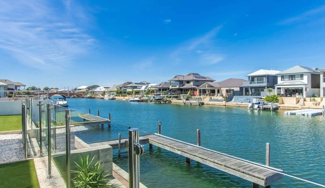 Stunning, spacious 4 BR holiday home on the canal with private boat jetty