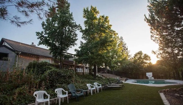 Stunning spacious estate + pool + hot tub in oasis