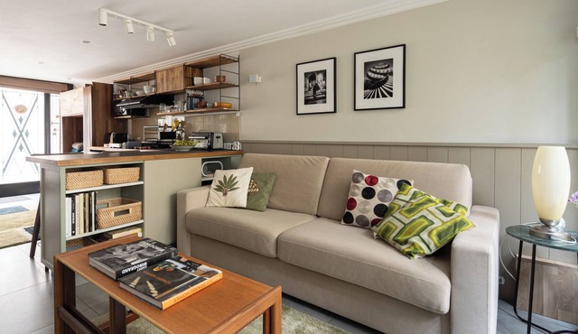 Stunning Studio With Private Patio In Charming Gated Street