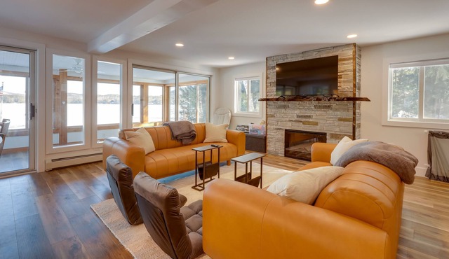 Stunning Sunapee Lake Getaway w/Hot Tub!