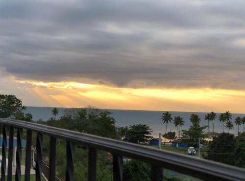 Stunning Sunset View, Walking distance to private beach