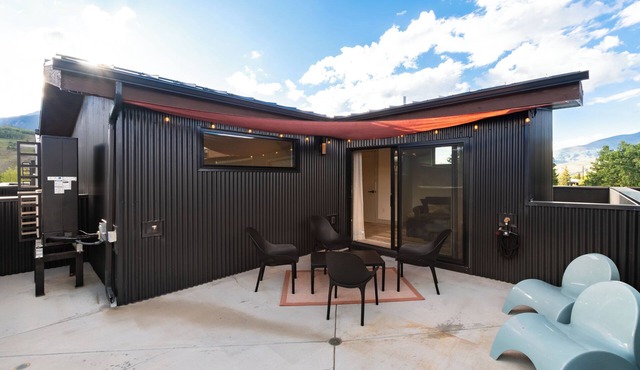 Stunning townhome, minutes from resorts, in the heart of walkable Silverthorne!