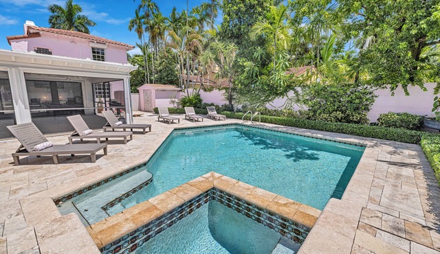 Stunning Tropical Getaway Steps To The Beach- Private Pool And Hot Tub