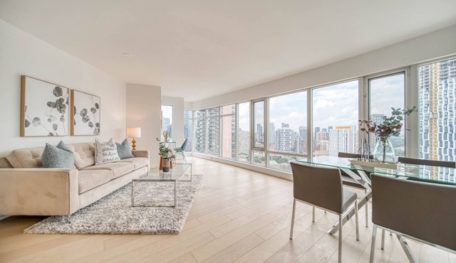 Stunning Two-Bedroom Condo in the Heart of Downtown Toronto with free parking
