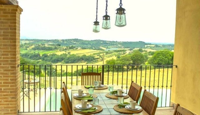 Stunning Umbrian Farmhouse and infinity pool with views of the valley D'orza