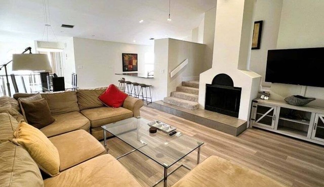 Stunning Ventura Condo with Golf &Pool
