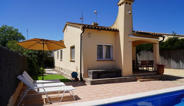 Stunning villa near the beach of Sant Pere Pescador