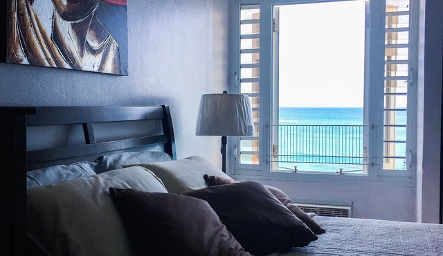 Stunning view! Beachfront apartment in Playa Azul 1 with cable & Wifi