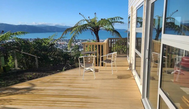Stunning view & hot tub. New house handy to townnn