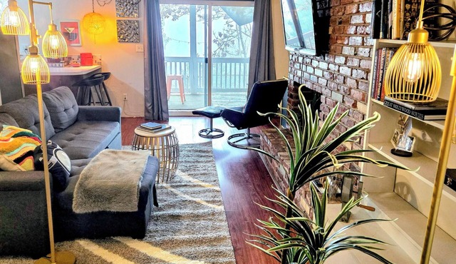 Stunning Views~ Beulaire, a MCM Hillside Retreat Suite. Beautiful Views~