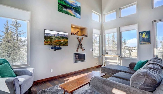 Stunning Views from a Unique Mountain Cabin!