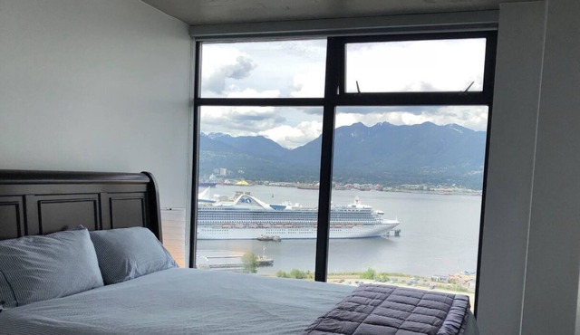 Stunning Views, Gastown, 2bedrm 2bath, 1 Free Parking
