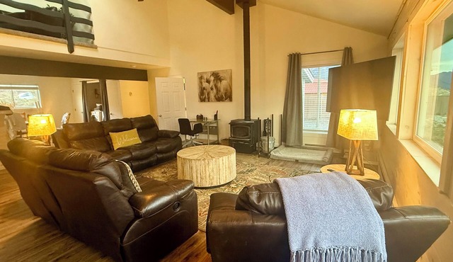Stunning Views + High-Speed WiFi, Perfect for Remote Work, Pet-Friendly Home