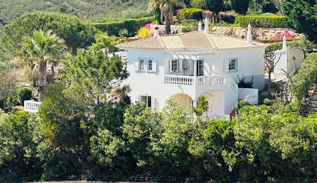 Stunning views, private position - 5 mins to beach! Heated pool option & Aircon