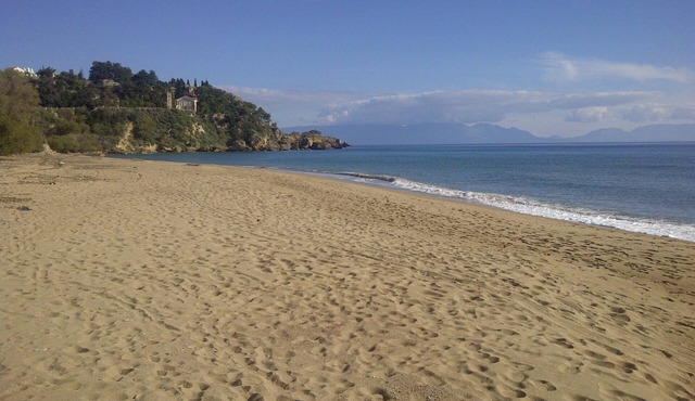 Stunning views, spacious detached house on beach, 15 mins walk to harbour