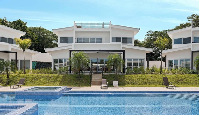 Stunning Villa with Rooftop Deck | Pool | Jacuzzi