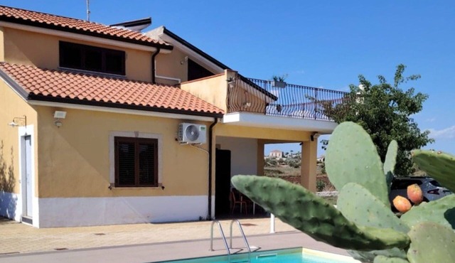Stunning villa for 4 guests with private pool, WIFI, A/C, TV and terrace