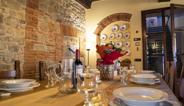 Stunning villa for 6 guests with WIFI, A/C and TV, close to Lucca