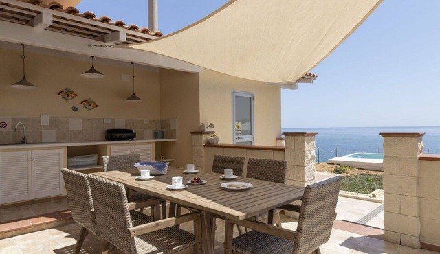 Stunning villa for 6 guests with A/C, WIFI, private pool, TV and terrace