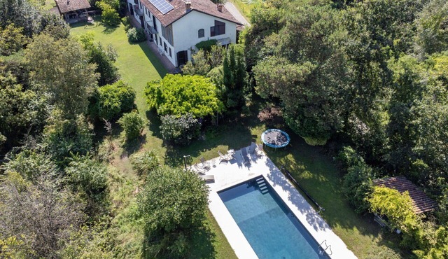 Stunning villa for 10 guests with private pool, TV, patio, pets allowed and panoramic view