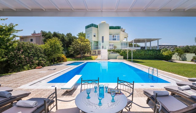 Stunning villa for private Escape/Create priceless memories! large private pool