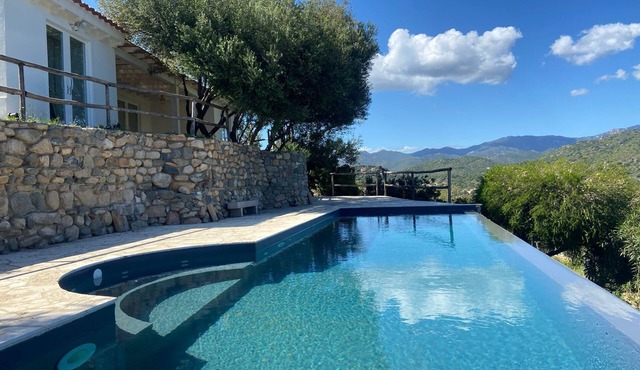 Stunning villa with infinity pool, only 5 minute walk from the beach