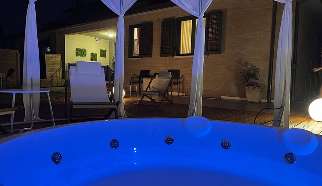 Stunning villa with A/C, sauna, WIFI, hot tub, TV, patio, pets allowed and panoramic view
