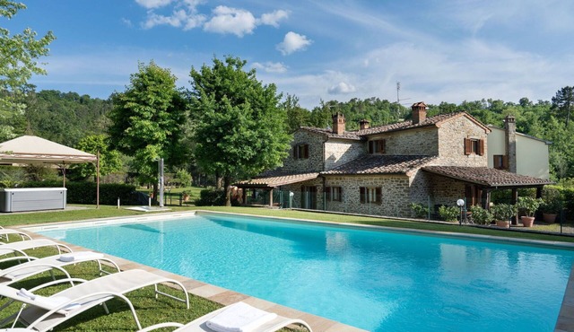 Stunning villa with WIFI, private pool, hot tub, A/C, TV, patio, panoramic view, close to Arezzo