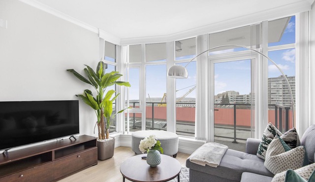 Stunning waterfront luxury condo, great location - 90 days minimum