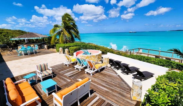 Stunning Waterfront and Tiki Bar - Paradise Found Villa- HGTV Bahamas Life!