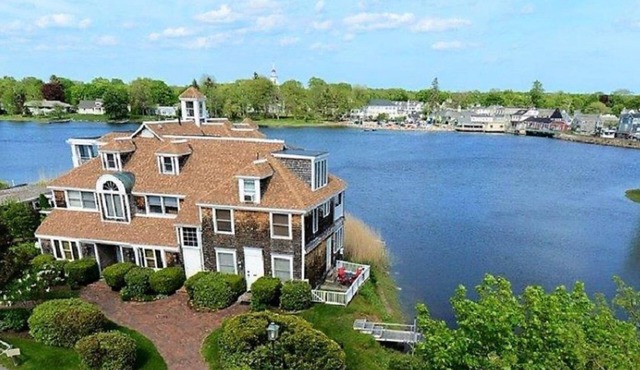 Stunning Waterfront Condo with deck, Walk to Shops and Restaurants