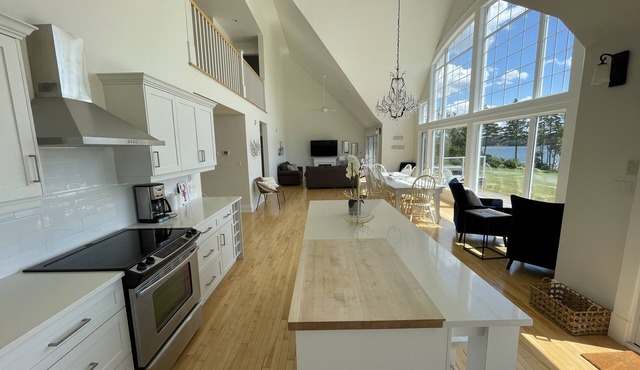 Stunning Waterfront Property With Hot Tub & Outdoor Dining