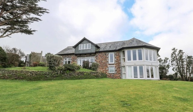 Stunning Waterfront Escape 4 Bedrooms, 4 Bathrooms, Piano and Games Room!