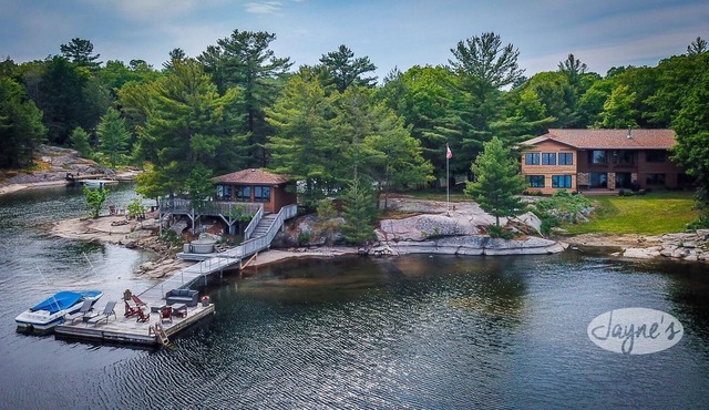 Stunning waterfront on Georgian Bay! 6bdrm 4bath! Games Room! Hot Tub!