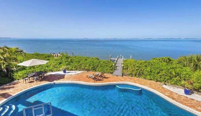 Stunning waterfront retreat w/panoramic view, spectacular sunsets & Heated pool