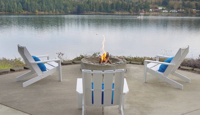 Stunning Waterfront Retreat on Puget Sound — Beach, Views & Room for the Crew